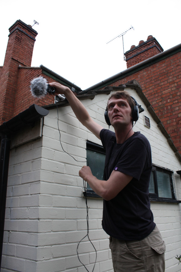 Ruben Kurschat lors d'un enregistrement en extérieur avec un appareil d'enregistrement professionnel